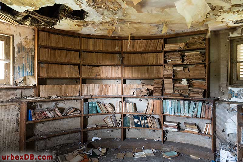 Round library in Chateau Secret